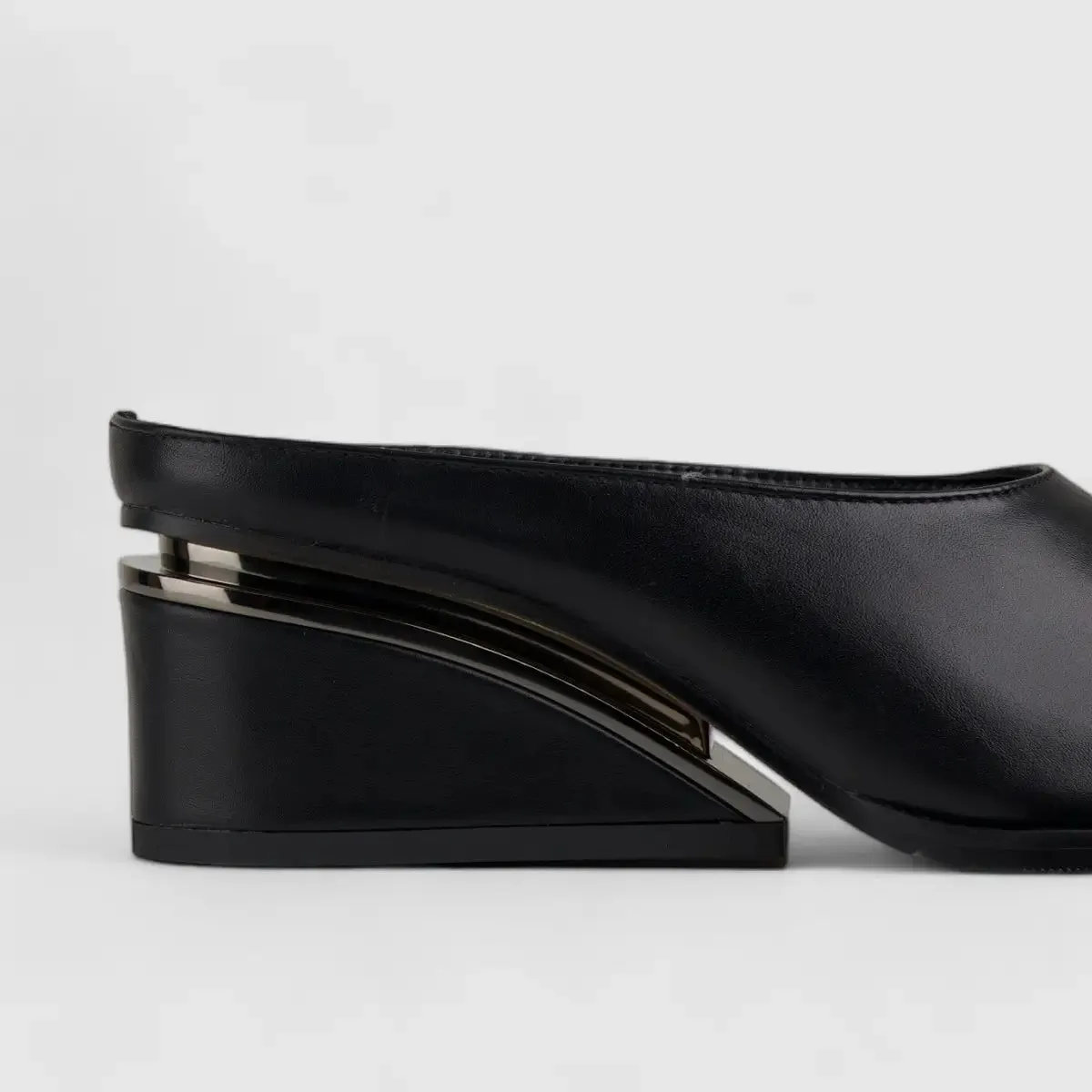 Bulbul Wedge Push In Black CAR5015